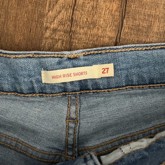 Levi’s High Rise Shorts - Picture 3 of 3